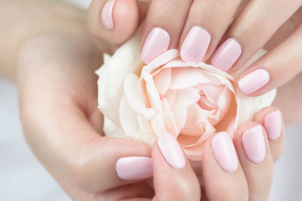 Tendencias de Manicura 2025: El Rosa Domina la Primavera